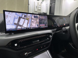 BMWカーブド・ディスプレイは、速度計などを表示する12.3インチの情報ディスプレイとカーナビゲーションなどを表示するタッチが可能な14.9インチのコントロールディスプレイが1枚のパネルになりました。