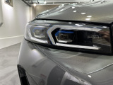 アダプティブLEDヘッドライトは、対向車や先行車を検出して自動的にヘッドライトを調節し、夜間の運転をサポートします。市街地など周囲の光量が十分な場合は、それに応じて自動的にハイビームを消灯します。