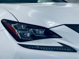 【展示場】車両スペースで、いつでも明るいライトの下で天候に左右されることなくはっきりと車の状態を確認することができます。専用駐車場有り。電車でお越しの際はご連絡いただければお迎えに上がります【送迎】