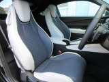 ホールド性を重視した運転席シート!