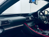 【展示場】車両スペースで、いつでも明るいライトの下で天候に左右されることなくはっきりと車の状態を確認することができます。専用駐車場有り。電車でお越しの際はご連絡いただければお迎えに上がります【送迎】