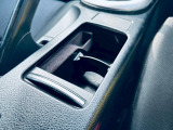 【展示場】車両スペースで、いつでも明るいライトの下で天候に左右されることなくはっきりと車の状態を確認することができます。専用駐車場有り。電車でお越しの際はご連絡いただければお迎えに上がります【送迎】