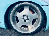 【展示場】車両スペースで、いつでも明るいライトの下で天候に左右されることなくはっきりと車の状態を確認することができます。専用駐車場有り。電車でお越しの際はご連絡いただければお迎えに上がります【送迎】