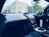 【展示場】車両スペースで、いつでも明るいライトの下で天候に左右されることなくはっきりと車の状態を確認することができます。専用駐車場有り。電車でお越しの際はご連絡いただければお迎えに上がります【送迎】