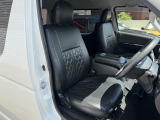 【運転席】シートカバー付き。