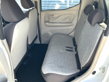 後部座席は足元の空間も広々としており、大人4名がゆったりと乗れます