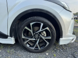 右前方タイヤ:Gグレードですので、18インチ!!純正アルミホイールです。ご愛用のお車を高価買取もしております♪まずはご相談いただくだけでも構いませんので、お気軽にご連絡いただけますと幸いです♪