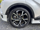 右後方方タイヤ:Gグレードですので、18インチ!!純正アルミホイールです。トヨタC-HR 令和5年車/車検令和10年5月/Gグレード(ハイブリッド)/// ★モデリスタ仕様★