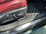 電動シートになっています!また、ドアを開けるとLEXUSのスカッフプレートが出迎えてくれます♪
