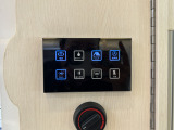 電装品はこちらのタッチ式集中パネルで簡単操作!