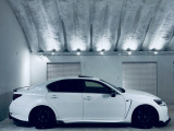【展示場】車両スペースで、いつでも明るいライトの下で天候に左右されることなくはっきりと車の状態を確認することができます。専用駐車場有り。電車でお越しの際はご連絡いただければお迎えに上がります【送迎】