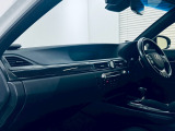 【展示場】車両スペースで、いつでも明るいライトの下で天候に左右されることなくはっきりと車の状態を確認することができます。専用駐車場有り。電車でお越しの際はご連絡いただければお迎えに上がります【送迎】