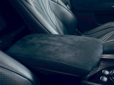 【展示場】車両スペースで、いつでも明るいライトの下で天候に左右されることなくはっきりと車の状態を確認することができます。専用駐車場有り。電車でお越しの際はご連絡いただければお迎えに上がります【送迎】