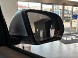 死角にいる車両を検知し知らせてくれる、ブラインドスポットも付いております。