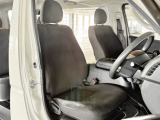 運転席も同様にきれいです!小さく穴が一か所あるんですが、ほとんどわかりません。室内の匂いから喫煙歴があった感じはしないんですが、たまたま吸っちゃって落としてしまったのかな?ただかなりきれいです!