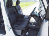 足元ゆったりした明るく広々とした室内です。運転も楽で快適装備です。荒れのない室内ですから快適にお使い頂けます。お車は1台限りで気になりましたら09046440671迄、商談のご予約下さい
