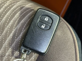 【スマートキー】 車内へのアクセス楽々、今や必須アイテムの「スマートキー」には、キー複製防止「イモビライザー」まで備わっております。