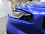 アダプティブLEDヘッドライトは、対向車や先行車を検出して自動的にヘッドライトを調節し、夜間の運転をサポートします。市街地など周囲の光量が十分な場合は、それに応じて自動的にハイビームを消灯します。