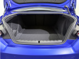 ドライブやお出掛け時のお荷物やレジャー用品はもちろんの事、セカンドシートを倒すことでゴルフバックも余裕で収納できるゆとりのあるトランクスペースとなります。