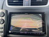 バックカメラも装備されておりますのでしっかりと後方を確認しながら駐車が可能です。安心して駐車が出来るのはポイントが高いです。オススメの装備です。