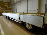 荷台内寸:955&times;240&times;38 山田車体工業 七方開 アルミアオリ 支柱脱着可 ステンレスヒンジ 床フック15対 落とし込みフック9対 前立てアルミ縞鋼板張り/LED作業灯2個