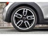 【気持ち良くご納車致します】仕上げ専門スタッフによる、専用ポリッシャーによるボディの磨き仕上げ、ホイール、タイヤハウス内側の清掃、内装の抗菌クリーニング、各部スイッチ、ハンドル、細部の清掃を行います。