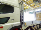 荷台内寸:955&times;240&times;38 山田車体工業 七方開 アルミアオリ 支柱脱着可 ステンレスヒンジ 床フック15対 落とし込みフック9対 前立てアルミ縞鋼板張り/LED作業灯2個