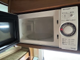 クルマ旅にとても便利な電子レンジもインストール!