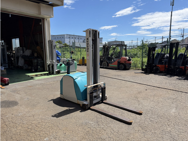 トヨタL&F 電動フォークリフト V3m 800kg ウォーキーリフト
