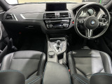 コンペティション専用装備:410PSエンジン、カーボンファイバーストラットブレース、M強化サスペンション&ダンパー、大径Mスポーツブレーキ&ブレーキキャリパー、ダブルブリッジデザイン・Mミラー、他多数