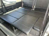 10名乗車でも後方はいつでもフルフラットもOK♪荷物置きとしてはもちろん、お子様のくつろぎスペースや車中泊にも最適♪ファミリーからアウトドアまで幅広く活躍する人気のレイアウトです♪