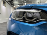 アダプティブLEDヘッドライトは、LEDハイ/ロービーム、LEDスモール・ライト・リング。光軸自動調整機構のほか、バリアブル・ライト・コントロール機能、デイタイム・ランニング・ライトが備わります。
