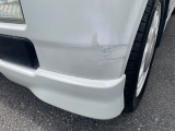 フロントバンパー左下部タッチペイント跡有り。