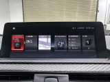 8.8インチ・タッチパネル式ワイドコントロールディスプレイのiDriveナビゲーションシステムを装備。ブルートゥースやUSB入力等のAUXをはじめ、DVDやCDなどにも対応しています。