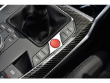 【気持ち良くご納車致します】仕上げ専門スタッフによる、専用ポリッシャーによるボディの磨き仕上げ、ホイール、タイヤハウス内側の清掃、内装の抗菌クリーニング、各部スイッチ、ハンドル、細部の清掃を行います。