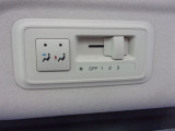 後席用空調コントローラー。