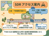 幹線道路沿いの店舗ではありませんが、のんびりしていただけるような場所に店舗がございます。幹線道路から小道に入っていただけますと、この看板が目印です。