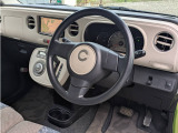 運転席アングルです。ハンドルもスレもなく綺麗です。センターロゴ部に目立ちませんが小傷がございます。