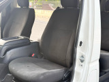 シートはぱっと見きれいなんですが、禁煙車ではないから穴が一か所。私は気にしないですが、気になるならそれこそシートカバーの出番かも!前向きに考えましょう(笑)