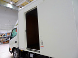 荷台内寸:447&times;207&times;205 トヨタ車体/UT19A030252 リア観音扉 左サイドスライドドア ラッシングレール2段(70cm/140cm) 荷室灯2個