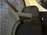 運転席肘置き