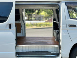 反対からも見ていきましょう。なんか解放感めちゃくちゃいいですね!ちなみにDXの荷室って本来は樹脂製で柔らかく、ちょっとボコボコしてるから荷物の出し入れや安定性にちょっと難があるんだけど