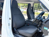 運転席も同様にきれいです!最も乗り降りが激しい席なのにへたりが少なくいい感じ。ちなみにDX用のシートカバーもあるから高級感プラスしてみるのも楽しいですよ!