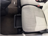 助手席シート下小物入れ