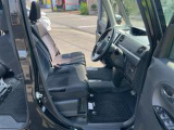 運転席も広々としており、快適にドライブを楽しめますよ〜!!