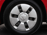 VWロゴ入りホイールカバー。足元までシンプルにまとまっています。