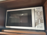 クルマ旅にとても便利な電子レンジもインストール!