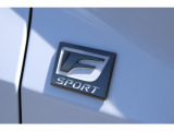 この車両はFスポーツなので、エンブレムが付きます!!このエンブレムが目を引きますよね☆