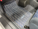 【全国納車OK】 現車をご覧になれないお客様でも、安心してお車をご購入いただける環境を整えております。 色々な角度から撮影したたくさんの画像など豊富な資料送りいたしております。