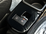 電動パーキングブレーキに加え、渋滞時や坂道発進時にブレーキペダルから足を離しても停止状態をキープするオートホールド機能も搭載。軽自動車らしからぬ上級装備です
